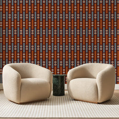 Papier peint panoramique Bâtonnets Rétro Brique Et Bleu, posé sur toute la paroi d'un salon, derrière deux fauteuils en bouclette crème et un guéridon en marbre vert