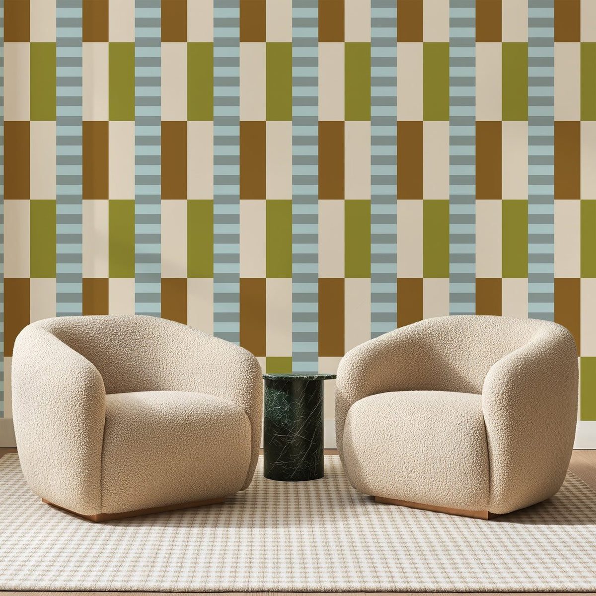 Papier peint panoramique Damier Rayé Olive et Caramel, posé sur toute la paroi d'un salon, derrière deux fauteuils en bouclette crème et un guéridon en marbre vert