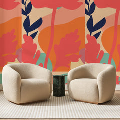 Papier peint panoramique Pavots Corail et Sable, posé sur toute la paroi d'un salon, derrière deux fauteuils en bouclette crème et un guéridon en marbre vert