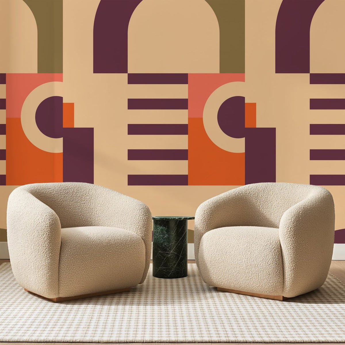 Papier peint panoramique Arches Rétro Prune Et Abricot, posé sur toute la paroi d'un salon, derrière deux fauteuils en bouclette crème et un guéridon en marbre vert