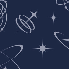Gros plan de l'impression : planète gris bleuté ceinte d'anneaux fins, contours nets sur le bleu marine.