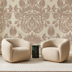 Papier peint panoramique Damas Chardon Rose Taupe, posé sur toute la paroi d'un salon, derrière deux fauteuils en bouclette crème et un guéridon en marbre vert