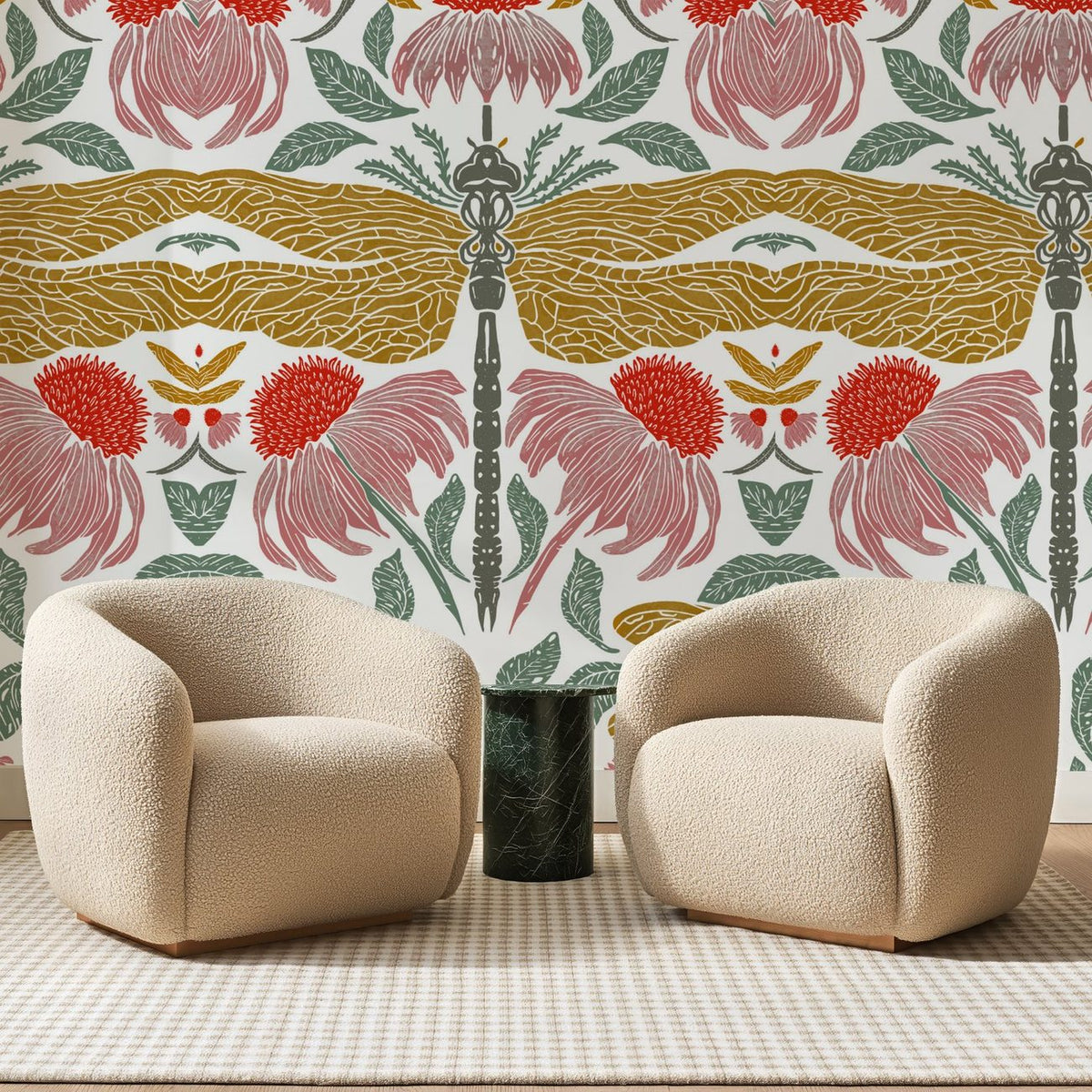 Papier peint panoramique Grande Libellule Ocre Et Rouge, posé sur toute la paroi d'un salon, derrière deux fauteuils en bouclette crème et un guéridon en marbre vert