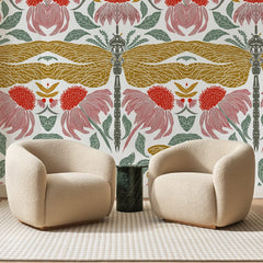 Papier peint panoramique Grande Libellule Ocre Et Rouge, posé sur toute la paroi d'un salon, derrière deux fauteuils en bouclette crème et un guéridon en marbre vert