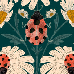 Gros plan de l'impression : coccinelle rouge corail au dos tacheté posée sur des pétales crème striés de traits gris.