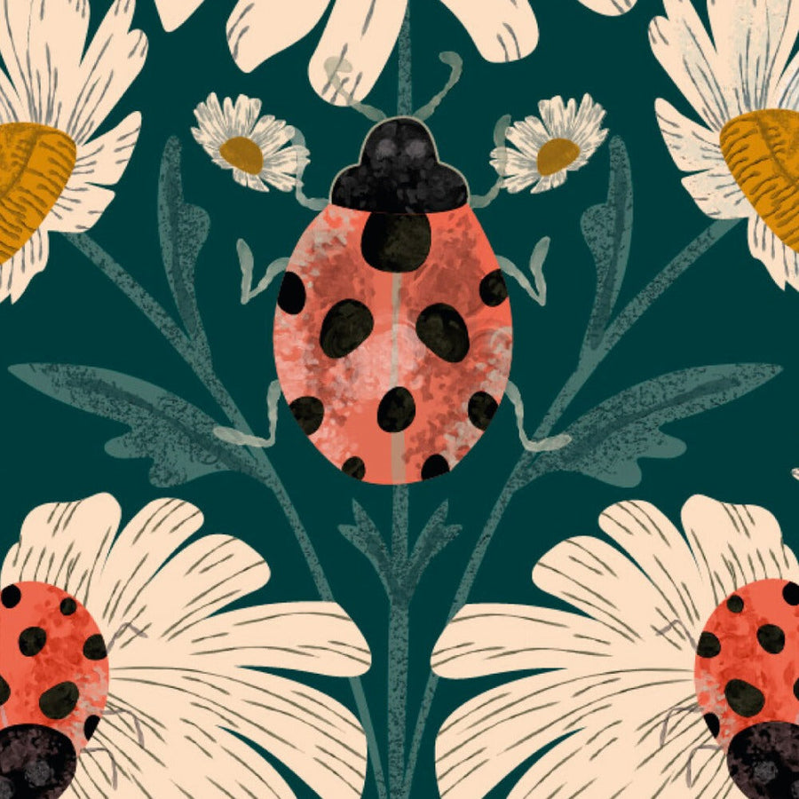 Gros plan de l'impression : coccinelle rouge corail au dos tacheté posée sur des pétales crème striés de traits gris.