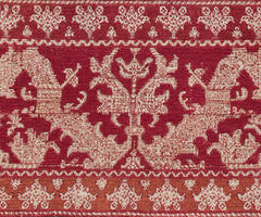 Le décor complet : broderies écru sur champ framboise, bande orangé brique en bas