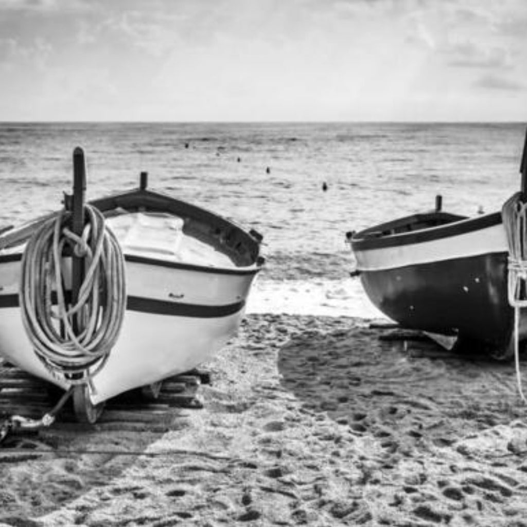 Papier peint panoramique Barques de pêche, paysage marin noir et blanc