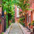 Papier peint panoramique Ruelle pavée, paysage urbain rouge brique et vert