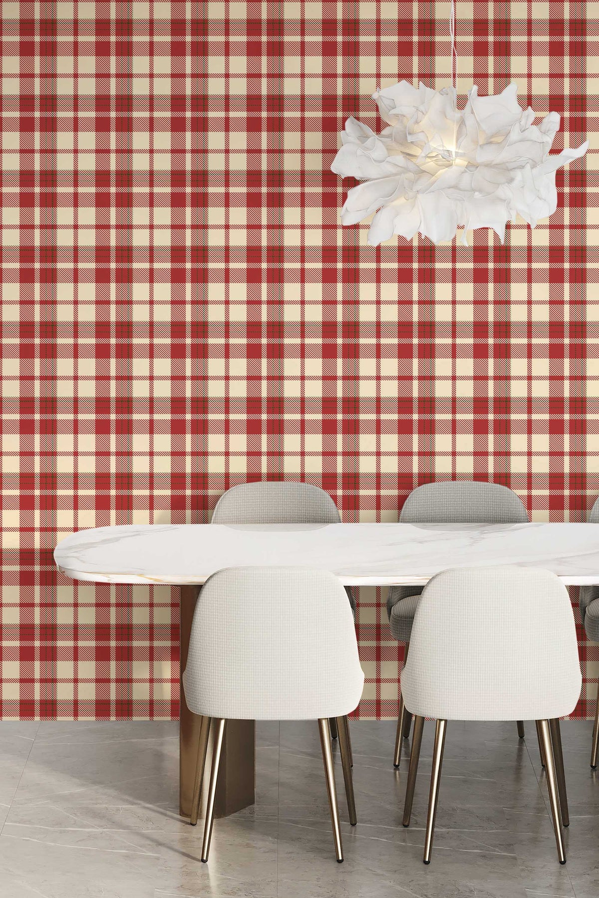 Salle à manger au tartan rouge et crème, table en marbre blanc et chaises grises.