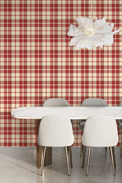 Salle à manger au tartan rouge et crème, table en marbre blanc et chaises grises.